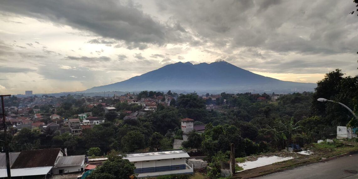 Tampak keindahan Gunung Salak. Gunung ini dianggap kebanyakan pendaki cukup menantang.