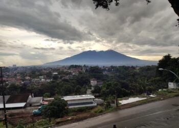 Tampak keindahan Gunung Salak. Gunung ini dianggap kebanyakan pendaki cukup menantang.