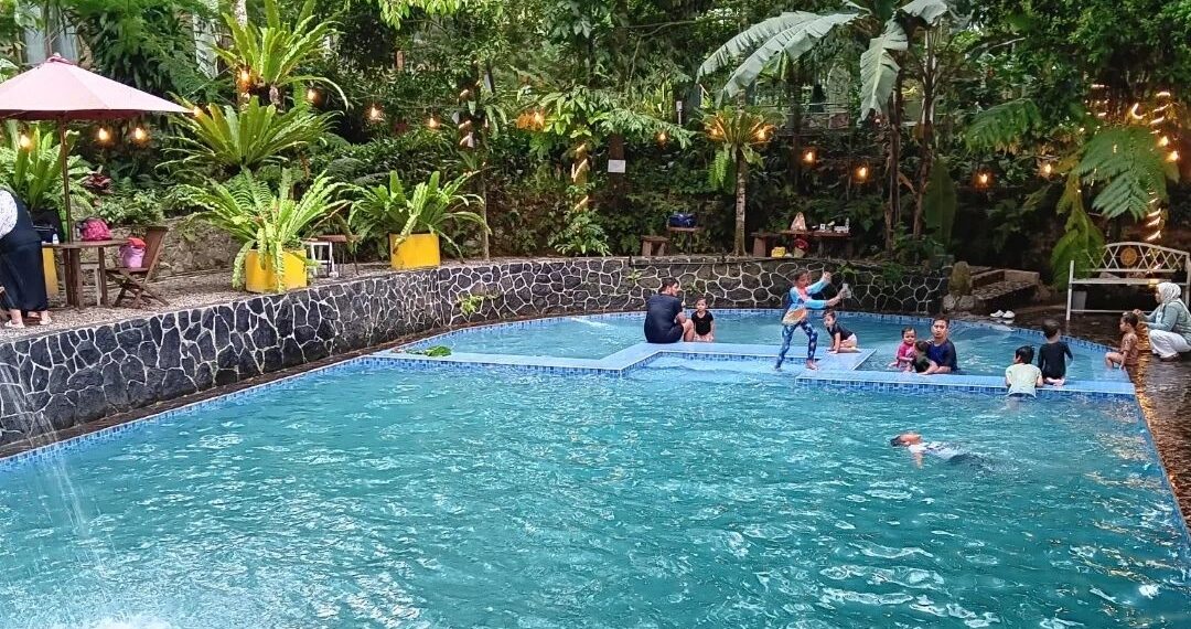 Suasana kolam renang yang ada di Sevenpine Kitchen Bogor. (Instagram @nelasariherdiansyah)