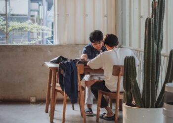 Pengunjung tengah nongkrong di Warung Nako Bogor. (Foto: Instagram @warungnako)