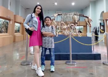 Salah satu pengunjung membawa anaknya wisata ke Museum Zoologi Bogor. (Foto: Instagram @deviyulia_official)