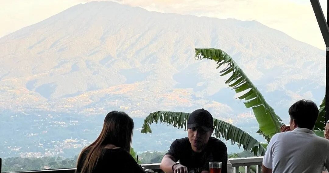 Pemandangan di Kedai Kopi Abdi yang menawarkan alam pegunungan. (Foto: Instagram @kedai_kopiabdi)