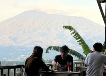 Pemandangan di Kedai Kopi Abdi yang menawarkan alam pegunungan. (Foto: Instagram @kedai_kopiabdi)