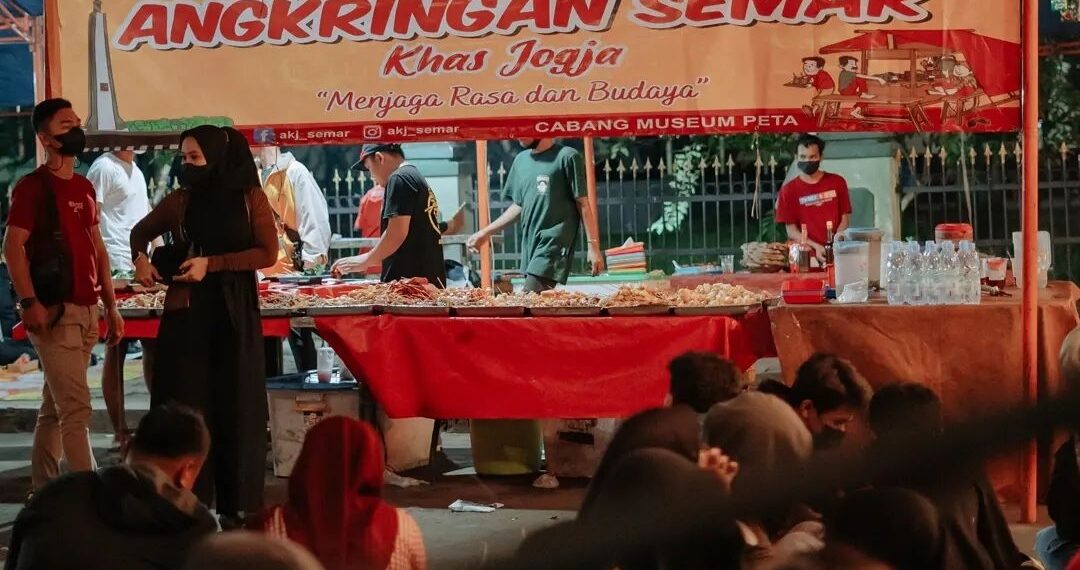 Salah satu angkringan yang ada di Kota Bogor. Tempat ini cocok untuk nongkrong di malam hari. (Foto: Instagram @akj_semar)