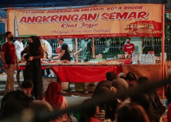 Salah satu angkringan yang ada di Kota Bogor. Tempat ini cocok untuk nongkrong di malam hari. (Foto: Instagram @akj_semar)