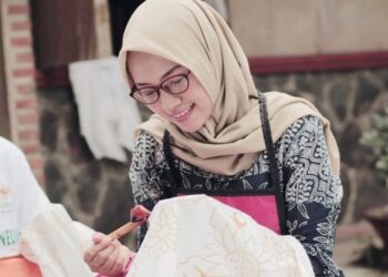 Proses pembuatan batik di Kampung Batik Cibuluh, Kota Bogor. (Foto: Instagram @batikpancawati.id)