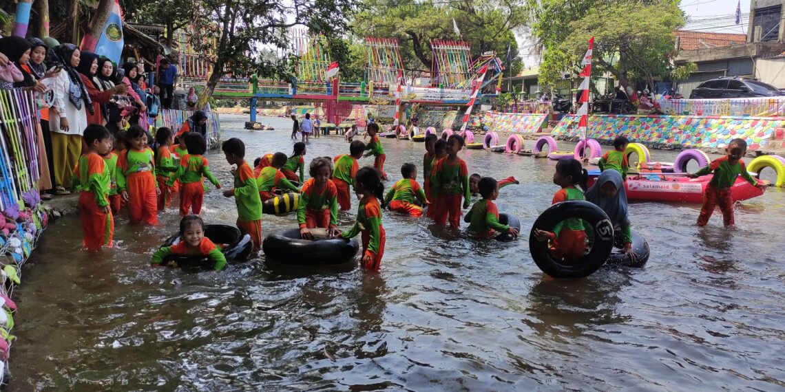 Sejumlah anak tengah bermain air di Wahana Ngalun Katulampa. (Foto: Redaksi Liburandibogor.com)