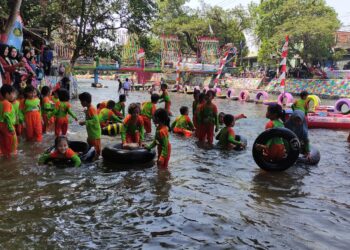 Sejumlah anak tengah bermain air di Wahana Ngalun Katulampa. (Foto: Redaksi Liburandibogor.com)