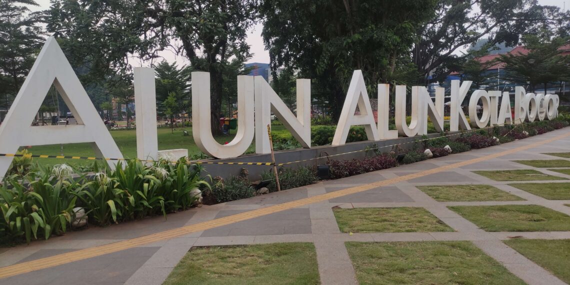 Tampak depan Alun-alun Kota Bogor.