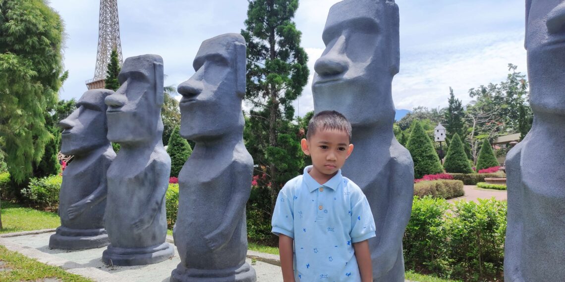 Pengunjung Mini Mania Puncak Bogor tengah berswafoto di salah satu miniatur bangunan bersejarah di dunia.