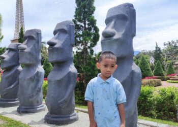 Pengunjung Mini Mania Puncak Bogor tengah berswafoto di salah satu miniatur bangunan bersejarah di dunia.